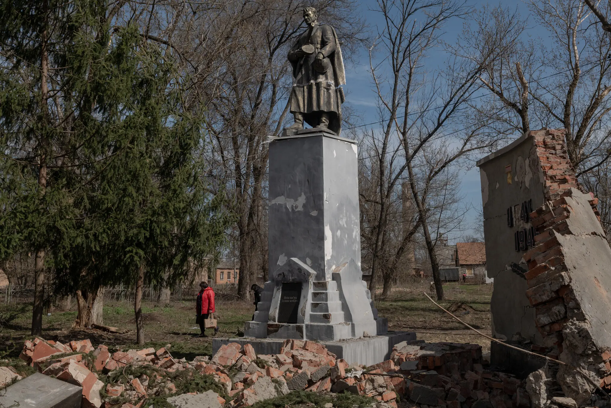 Меморіал радянських часів, пошкоджений нічним нападом у Боровій, Україна.